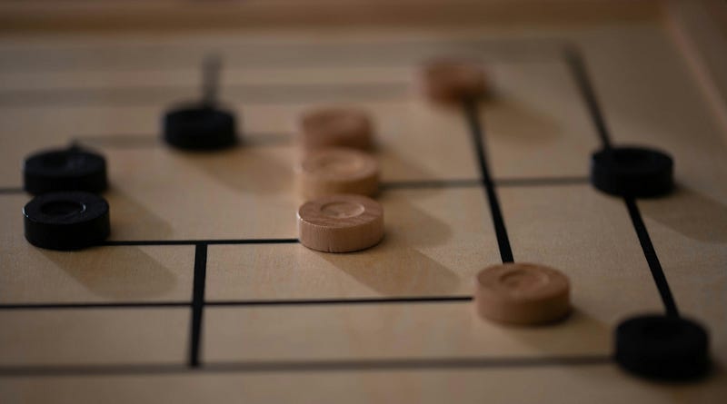 Research Card: Strategic Arms with Side Communication Prevail Over Low-Regret MAB Algorithms